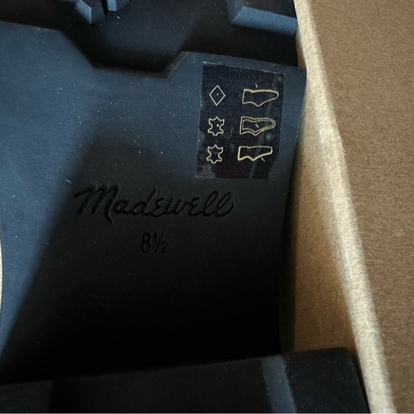 Madewell
The Gwenda Platform Ankle Boot - Picture 6 of 9